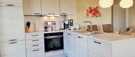 Fridge, oven, dishwasher, coffee/tea maker