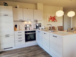 Kjøleskap, ovn, oppvaskmaskin og kaffetrakter/tekoker