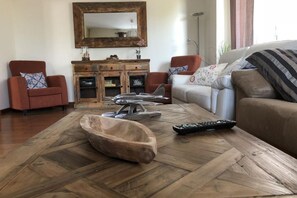 Een televisie en een open haard