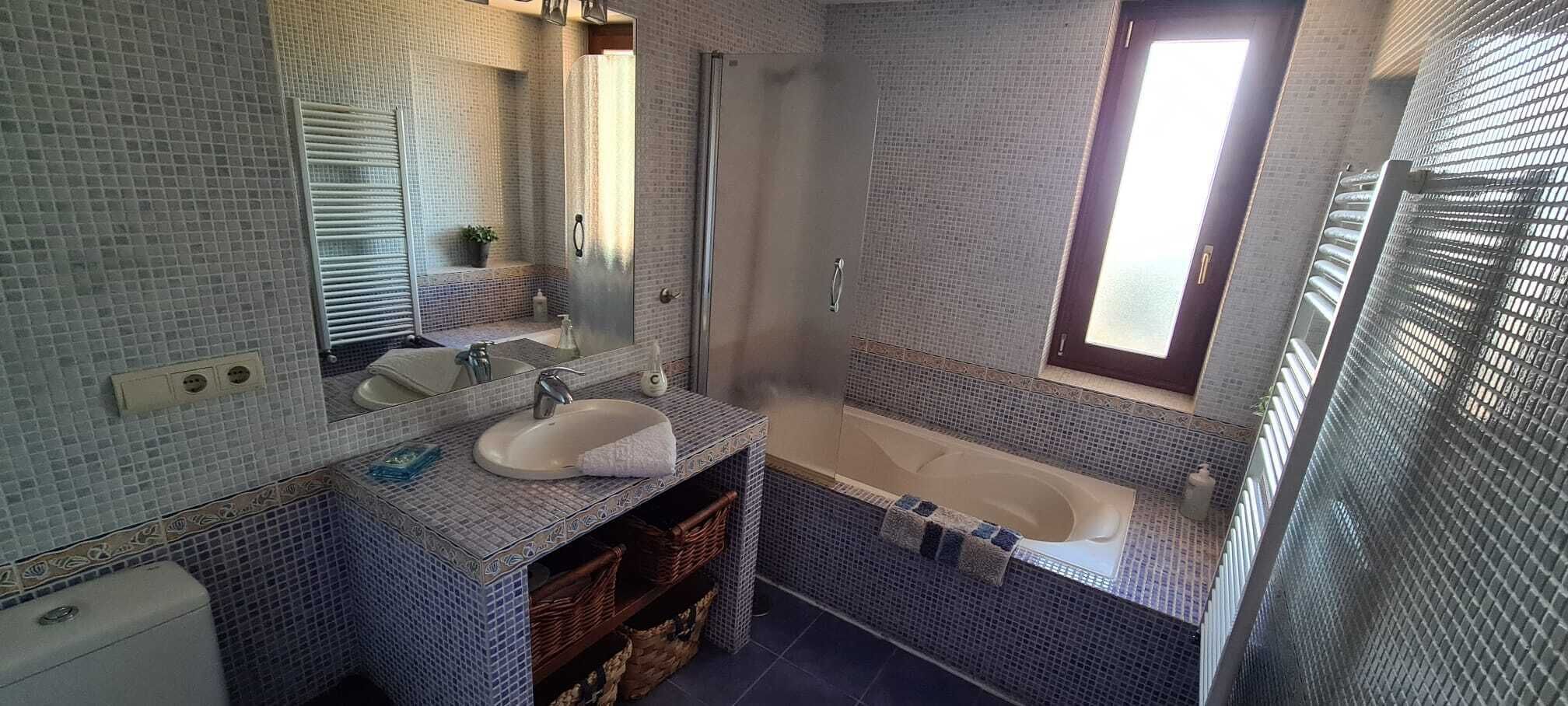 Een douche, een haardroger, handdoeken, zeep