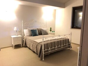 3 bedrooms, desk, soundproofing, iron/ironing board