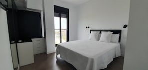 2 makuuhuonetta, silitysrauta/-lauta, Wi-Fi, vuodevaatteet