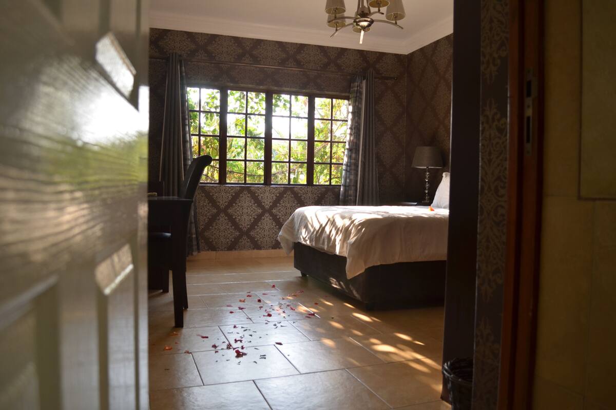Junior Suite | Peti besi dalam bilik, meja, ruang kerja komputer riba