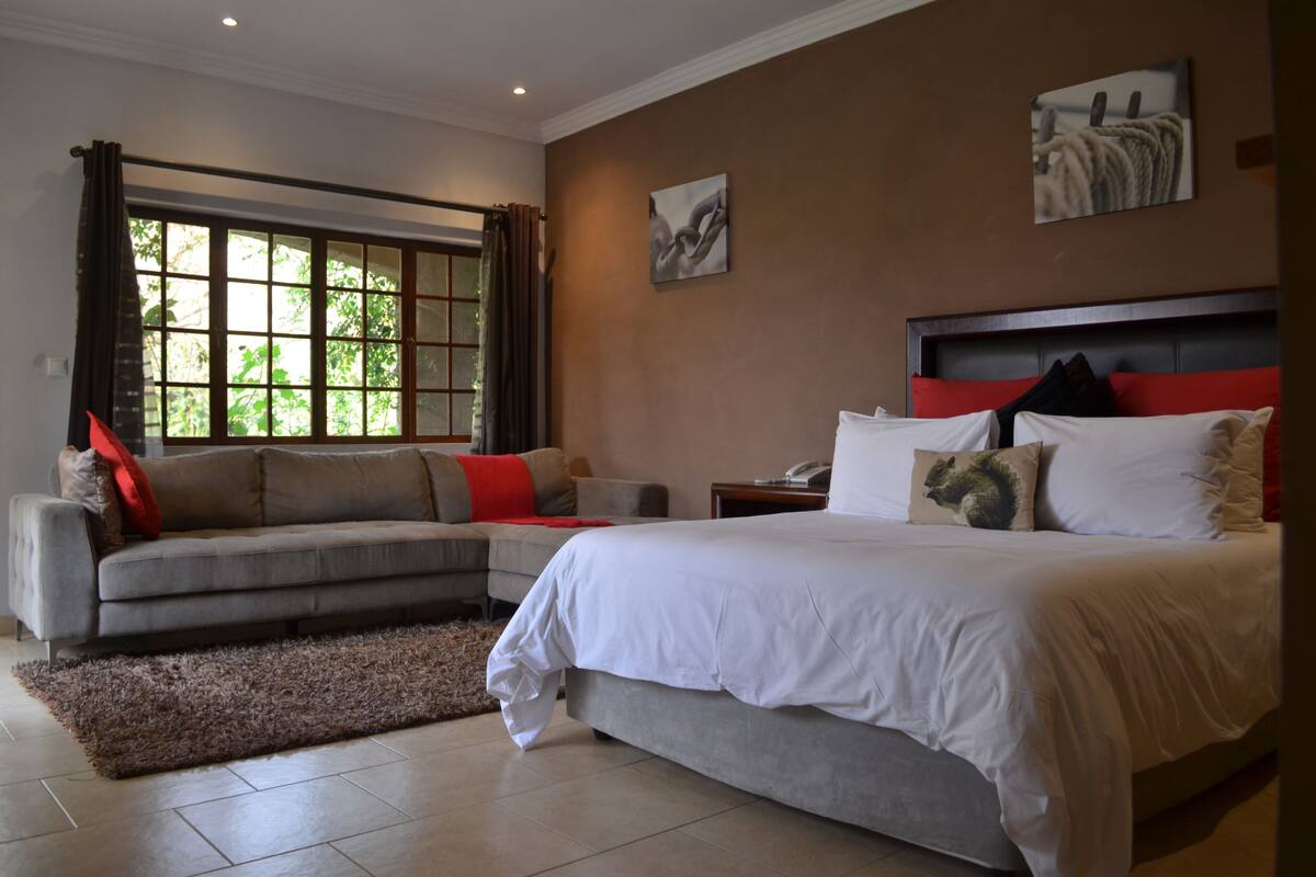 Deluxe Room | Peti besi dalam bilik, meja, ruang kerja komputer riba