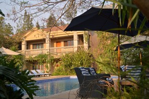 Outdoor pool, pool loungers - The Riverside Hotel (Lubumbashi)