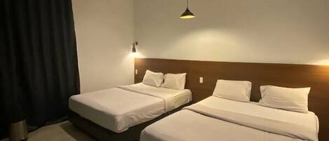 Desk, soundproofing, free WiFi, bed sheets