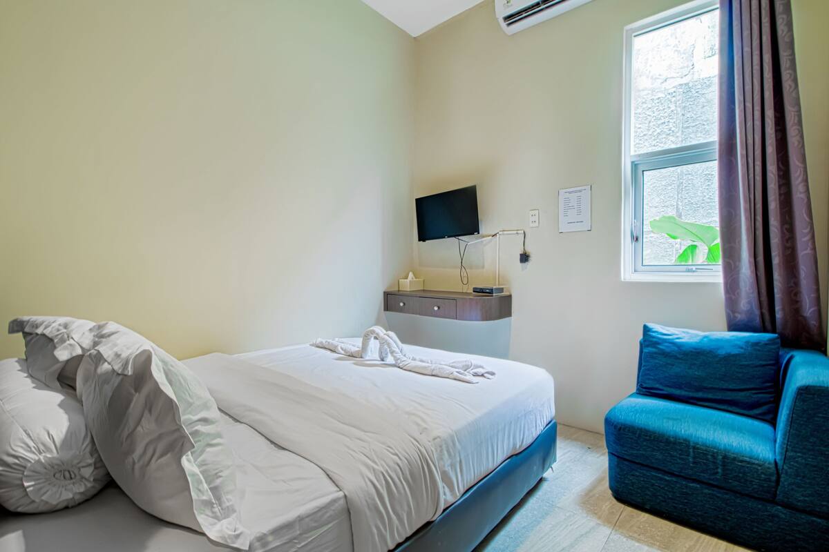 Desk, soundproofing, free WiFi, bed sheets