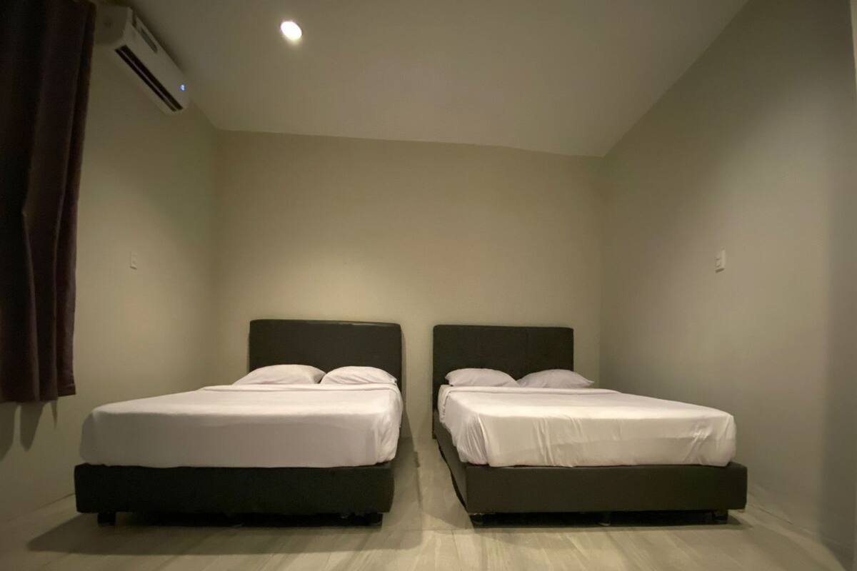 Desk, soundproofing, free WiFi, bed sheets