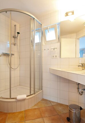 Een douche, een haardroger, handdoeken, zeep
