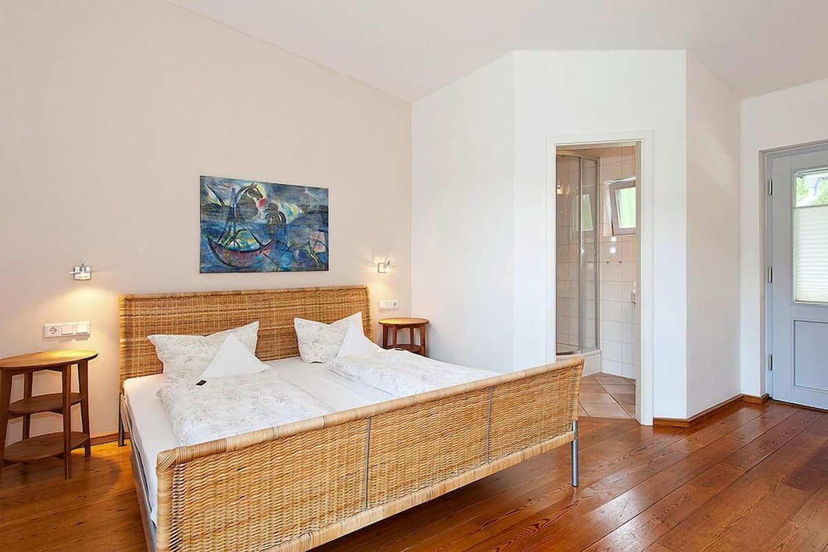 Escritorio, cunas, wifi gratis y ropa de cama