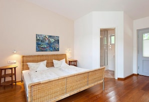 Bureau, lits bébé (en supplément), Wi-Fi gratuit, draps fournis