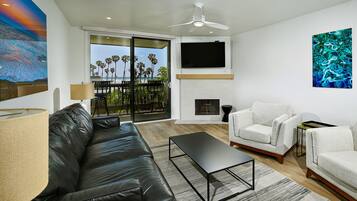 Smart TV, fireplace, ping pong