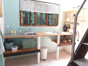 Refrigerador, tetera eléctrica, tostadora y utensilios de cocina 