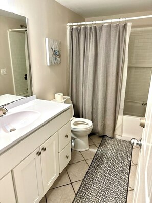 Combinazione doccia/vasca, asciugacapelli, asciugamani, carta igienica