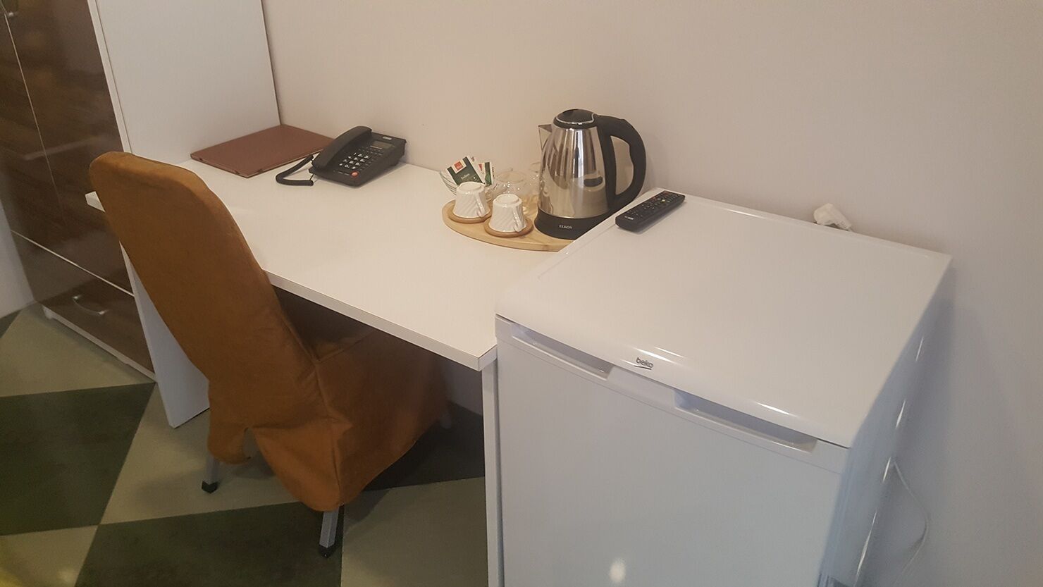 Habitación estándar con 1 cama matrimonial o 2 individuales | Área de sala de estar | Televisión de pantalla plana 