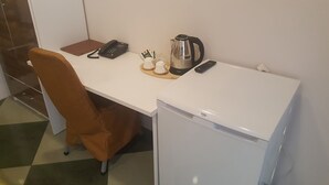 標準雙人或雙床房 | 起居區 | 平面電視