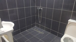 Habitación triple estándar | Baño | Ducha, toallas y papel higiénico