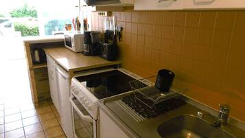 Refrigerador, microondas, tostadora, utensilios de cocina