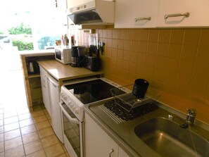 Réfrigérateur, grille-pain, batterie de cuisine, vaisselle et ustensiles