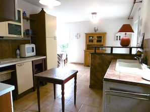 Réfrigérateur, lave-vaisselle, grille-pain