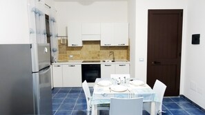 Kühlschrank, Ofen, Herdplatte, Wasserkocher mit Kaffee-/Teezubehör