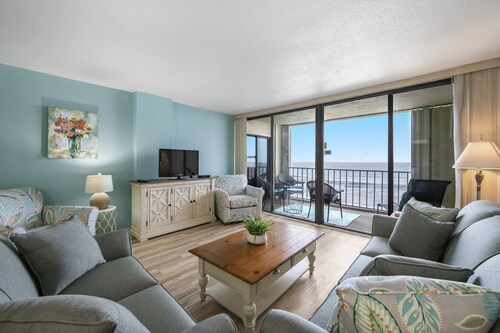 Newly Renovated Oceanfront Unit In Quiet Building + Free Attraction Tickets!