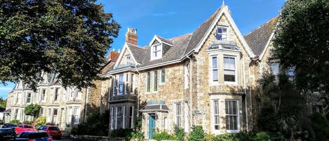 Vista frontal de la propiedad