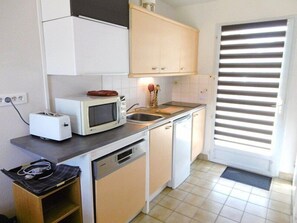 Kylskåp, diskmaskin och grytor/köksredskap