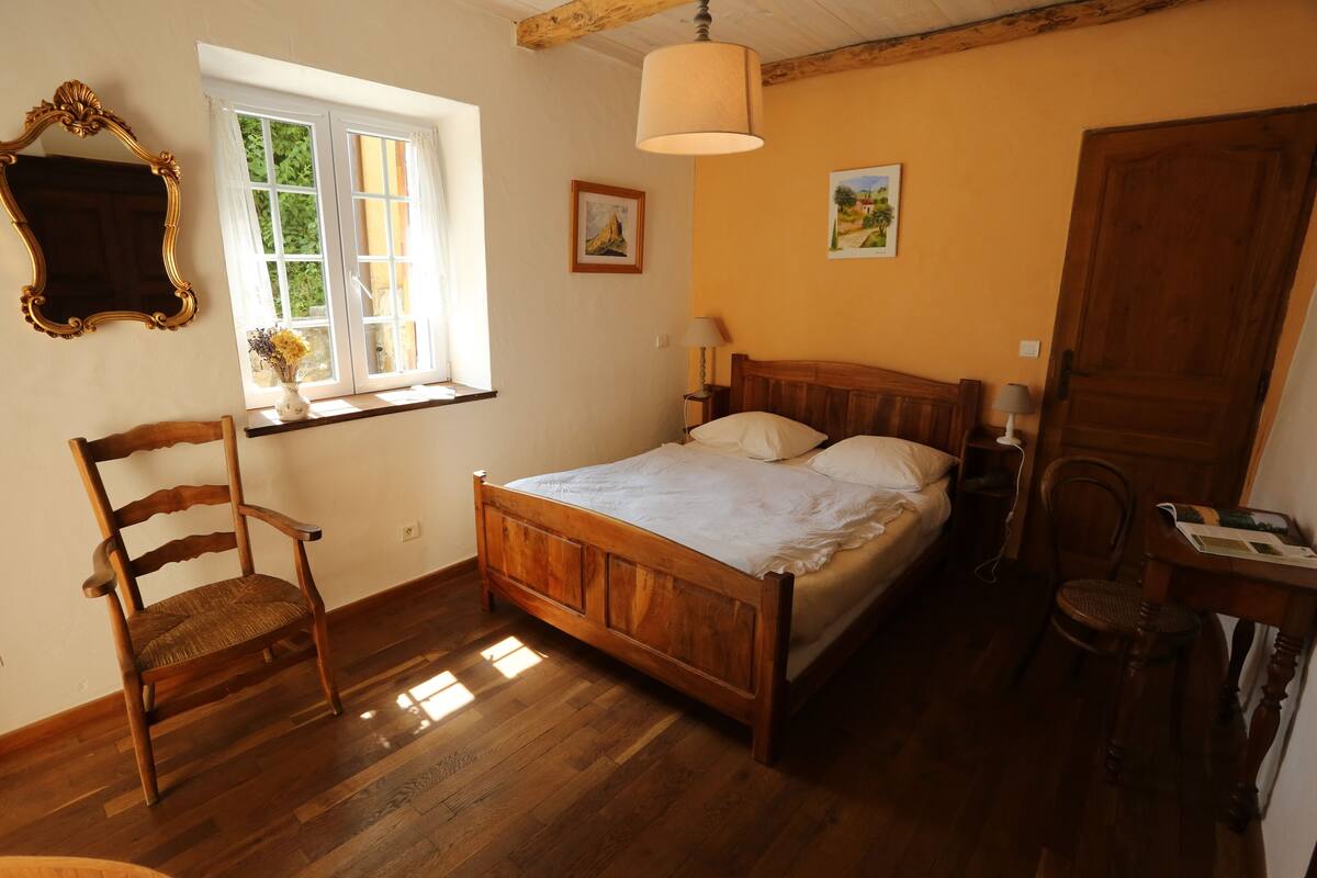 Desk, free WiFi, bed sheets