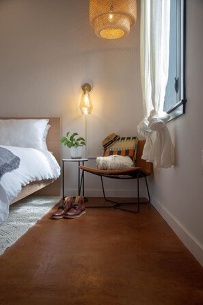 Desk, WiFi, bed sheets