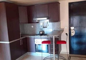 Refrigerador, horno, parrilla de estufa y utensilios de cocina 