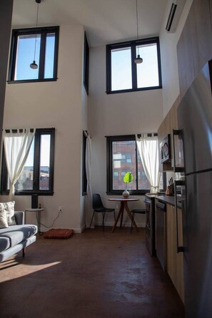 Living area - Continental Congress Loft at The Kestrel (Philadelphia)