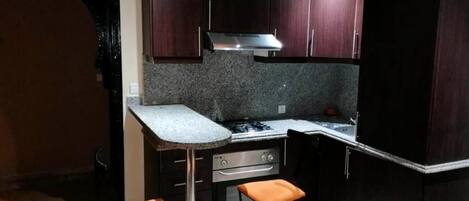 冷蔵庫、オーブン、コンロ、調理器具と食器