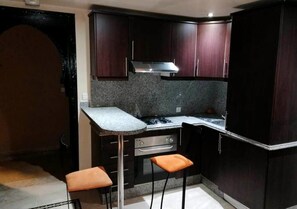 Fridge, oven, stovetop, cookware/dishes/utensils