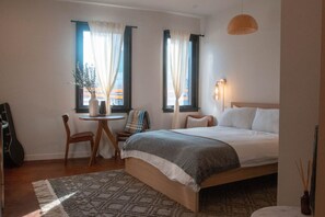 Desk, WiFi, bed sheets