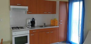 Kühlschrank, Mikrowelle, Ofen, Espressomaschine