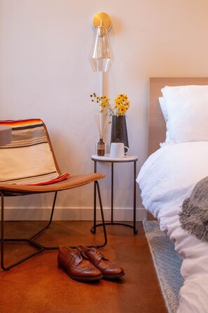 Desk, WiFi, bed sheets