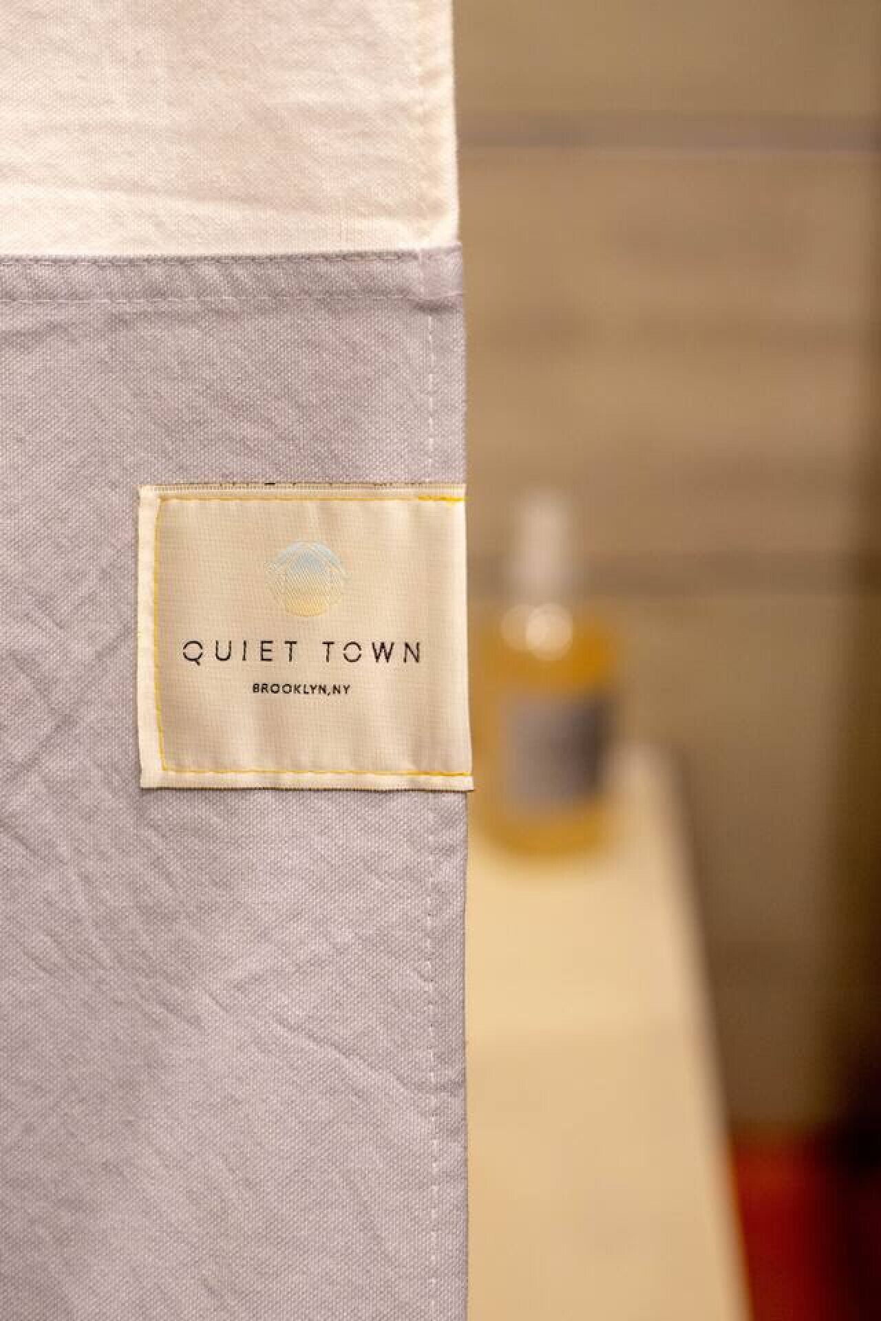 Una etiqueta en un mueble con el texto "QUIET TOWN BROOKLYN, NY".