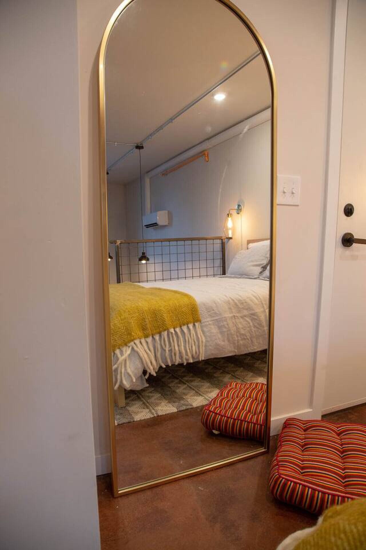 Desk, WiFi, bed sheets