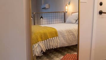 Desk, WiFi, bed sheets