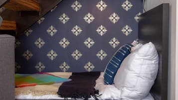 Desk, WiFi, bed sheets