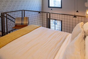 Desk, WiFi, bed sheets