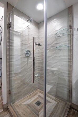 Shower, hair dryer, towels - BRAND NEW REMODEL-OCEAN VIEWS-AC-CLOSE TO THE BEACH-METICULOUS CLEANING (Kihei)