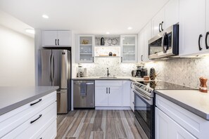 Kjøleskap, mikrobølgeovn, ovn og kokeplater