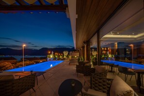 Fachada de la propiedad por la tarde o noche