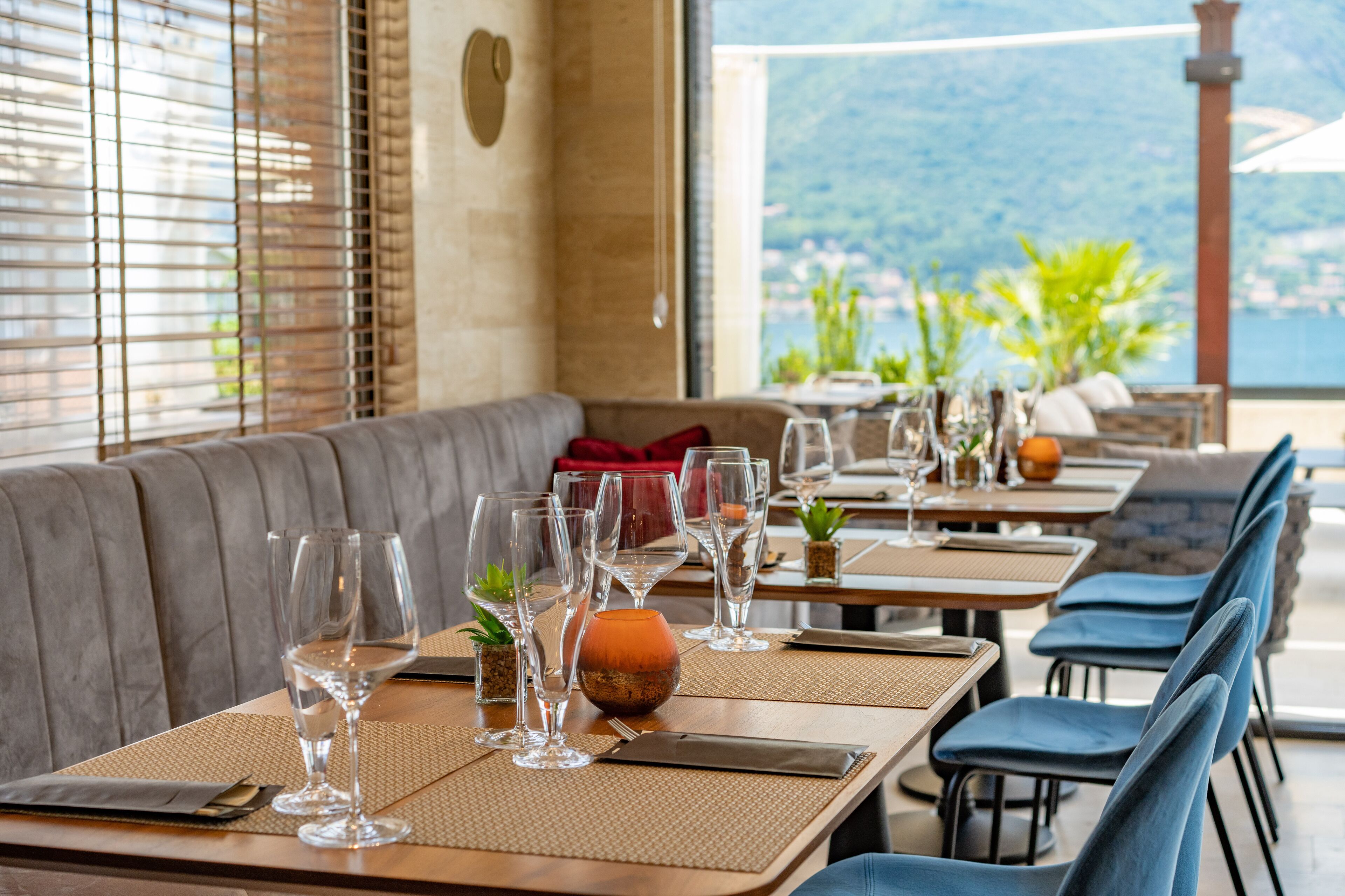 Un restaurante con mesas preparadas para comer, con vistas a las montañas.