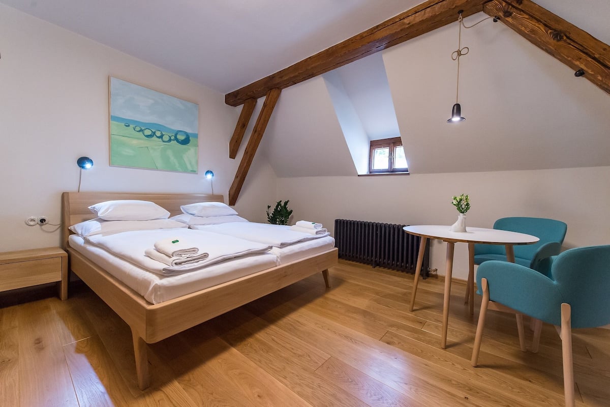 Standaard kamer | Een minibar, een bureau, een laptopwerkplek, een strijkplank/strijkijzer
