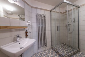 Ducha, secador de pelo, toallas, jabón