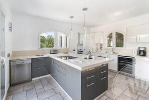 Kjøleskap, mikrobølgeovn, ovn og kokeplater