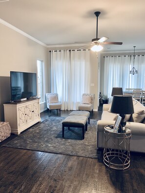 تلفزيون، مدفأة، مشغل دي في دي، كرة قدم الطاولة